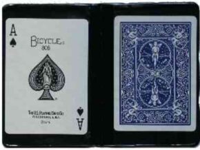 Pochette plastique. 4 Pochette plastique.