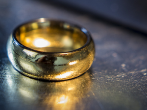 Ash and Ember Gold Curved Size 9 (2 Rings) by Zach Heath  – Trick