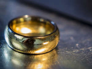 Ash and Ember Gold Curved Size 7 (2 Rings) by Zach Heath – Trick