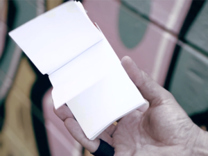 Self-Flipping Notepad (DVD and Gimmick) by Victor Sanz – DVD