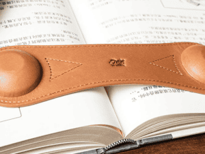 Leather Book Weight (Brown) by TCC Presents – article de magie | Abracadabreizh