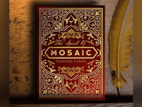 Cartes à jouer magiques avec design ornemental rouge et or, inspirées du thème Mosaic.