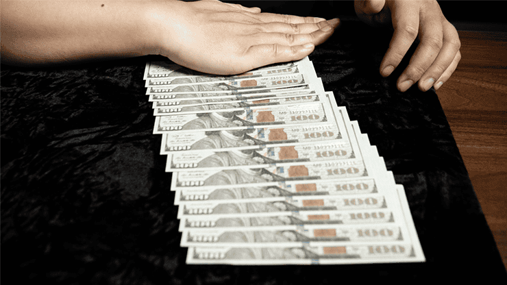 Black Art Close-up Pad Set (Large) by Bond Lee & Stephen Chan 4 Gros plan sur des billets de 100 dollars alignés sur une table en bois, utilisé pour la magie ou les.