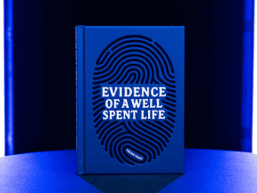 Livre "Evidence of a Well Spent Life" avec empreinte digitale en relief.
