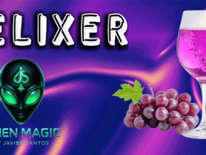 Truc de magie Elixer avec verre de vin violet et grappes de raisin.
