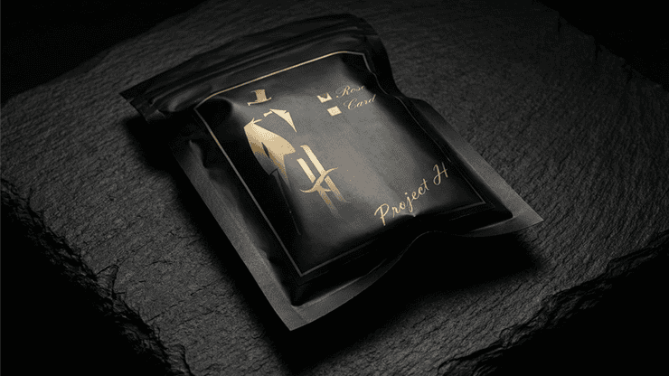 Project H: Rose Holder by J.S.M. Studio & Bacon Magic 1 Support de rose pour magie, présenté dans un emballage noir élégant.