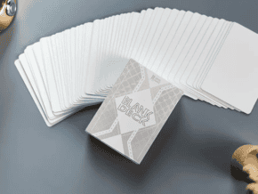 Jeu de cartes Svengali blanc pour magie, idéal pour illusions et routines de manipulation.