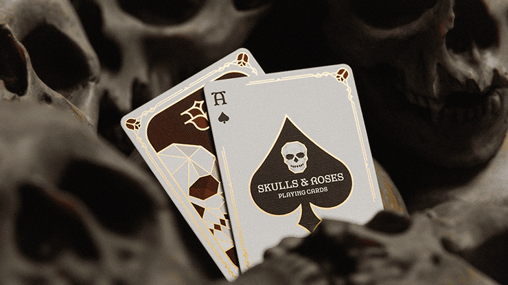 Skulls & Roses Playing Cards 2 Jeu de cartes Skulls & Roses avec motif de crâne et de roses.
