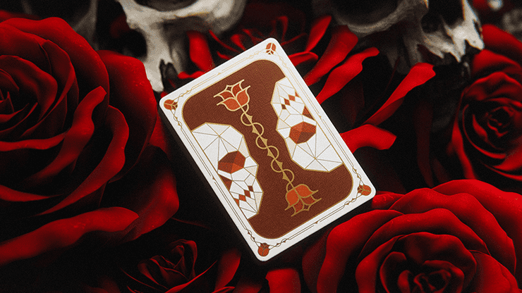 Skulls & Roses Playing Cards 3 Carte de jeu Skulls & Roses avec motif de crâne et roses rouges.