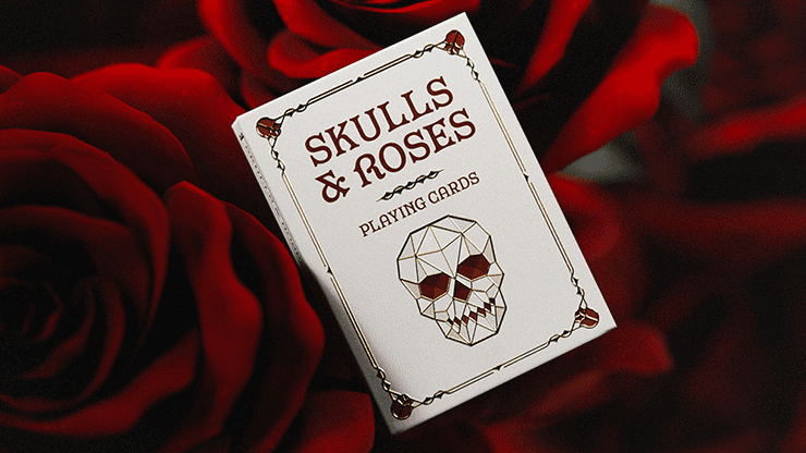 Skulls & Roses Playing Cards 1 Jeu de cartes Skulls & Roses avec motif de crâne et de roses. Parfait pour la magie et le jeu de car.