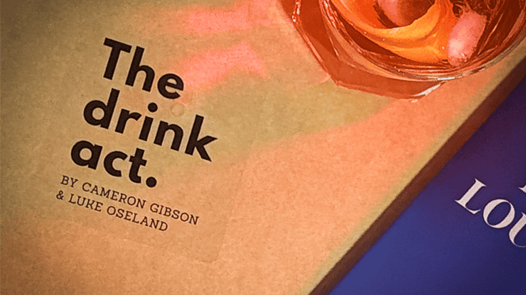 The Drink Act by Luke Oseland & Cameron Gibson 2 Image d'un livre intitulé "The Drink Act" par Luke Oseland & Cameron Gibson, avec un verre de boisso.