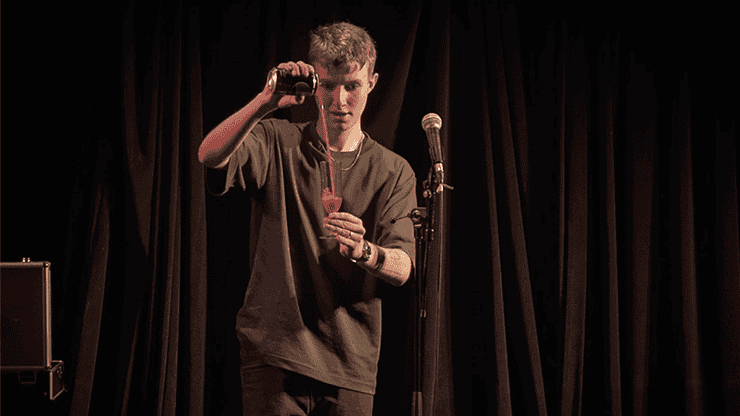 The Drink Act by Luke Oseland & Cameron Gibson 4 Jeu de magie : Trick "The Drink Act" par Luke Oseland & Cameron Gibson, illusion de manipulation de.