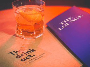 Jeu de magie "The Drink Act" présenté par Luke Oseland et Cameron Gibson.
