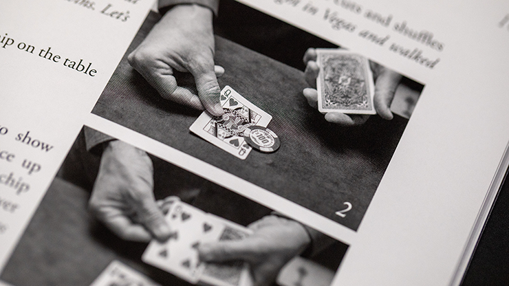 Final Degree by John Guastaferro 4 Joueur effectuant un tour de magie avec des cartes dans une démonstration.