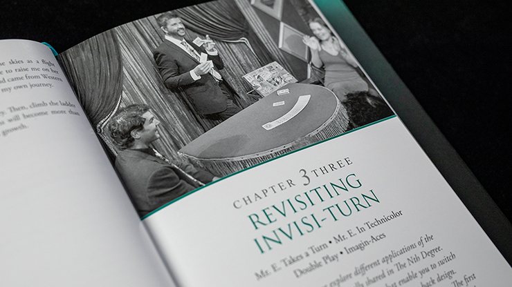 Final Degree by John Guastaferro 5 Magicien présentant un tour de magie lors d'une démonstration en scène.