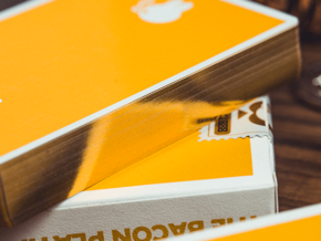 Gilded Milk Casino Deck (Gold) by Bacon Playing Card Company – article de magie | Abracadabreizh