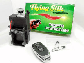 Silk volant télécommandé avec télécommande pour magie, présenté avec boîte.