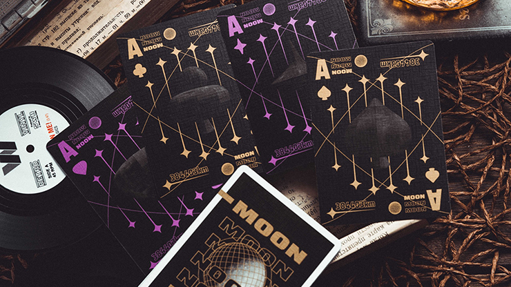Moon (Black) Playing Cards 3 Carte Moon noire avec design mystérieux et symboles magiques.