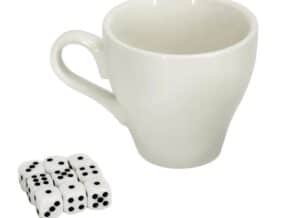 Tasse blanche avec dés à forcer pour illusion magique.
