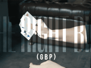 Joueur effectuant un tour de magie avec une carte de crédit GBP.