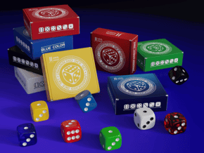 Jeu de dés en plastique transparent rouge avec boîtes de rangement colorées.