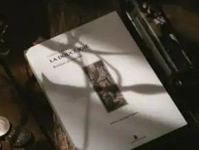 Livre de magie "La Douce Joie" par Guillaume Pavot, posé sur une table en bois.