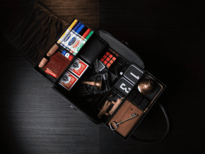 Coffret de magie contenant crayons, cubes, clés et accessoires pour spectacles.