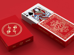 Coffret de cartes à jouer rouges avec motif floral pour magie et tours de cartes.