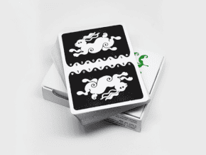 Jeu de cartes de magie avec motifs de nuages noirs et blancs, idéal pour les illusions et tours de m.
