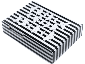 Coffret de magie avec symboles en relief pour tours de magie et illusions.