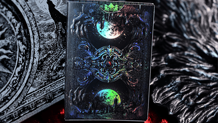Trinity of Night - Werewolf HOLO Playing Cards by Evokad 2 Carte holographique pour magie et illusion, mystérieux design coloré.