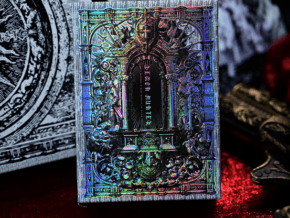 Coffret de magie holographique avec design complexe et couleurs iridescentes.