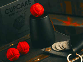 Accessoire de magie Cupcake 2.0 en métal avec balles rouges.