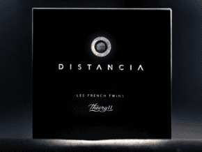Boîte de magie Distancia avec logo lumineux et texte blanc sur fond noir.