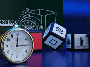 Coffret mystère avec horloge, cubes et statue de la liberté.