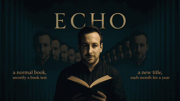 Echo Book Test by Vincent Hedan (Tarot de Marseille) 2 Photo de Vincent Hedan avec un livre ouvert lors d'une présentation.