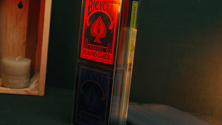 Jeu de cartes Bicycle rouge et noire dans une boîte en plastique.