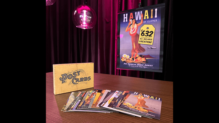 Ensemble de cartes postales avec une affiche de voyage à Hawaii en arrière-plan.