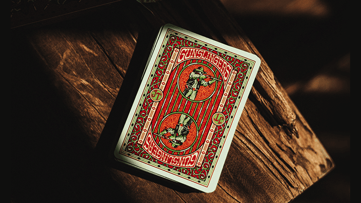 Paquet de cartes Gunslingers Poker rouges sur une surface en bois.