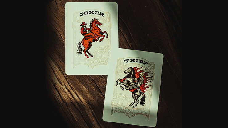 Paquet de cartes à jouer Gunslingers Poker rouge sur fond en bois.