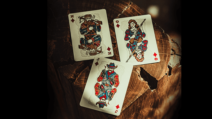 Trois cartes à jouer Gunslingers Bleu sur une surface en bois.