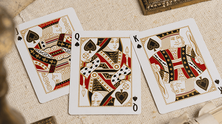 Jeu de cartes TCI Clubhouse blanc avec design élégant et détails dorés.