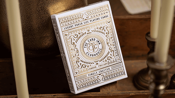 Jeu de cartes TCI Clubhouse blanc avec design élégant et détails dorés.