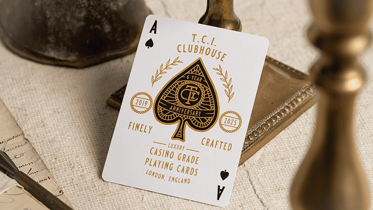 Paquet de cartes TCI Clubhouse Noires avec logo doré et design élégant.