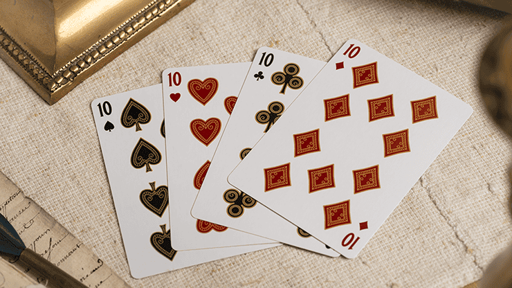 Jeu de cartes TCI Clubhouse noir avec motifs rouges et dorés.
