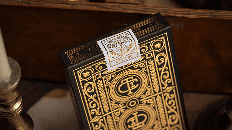 Boîte de cartes à jouer TCI Clubhouse noires avec design doré.