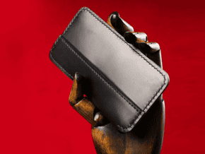 Étui à cartes de magie noir en cuir avec fermeture magnétique.