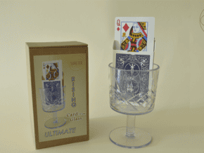 Verre en cristal avec carte de jeu insérée, présenté dans sa boîte.