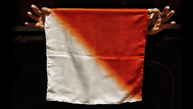 Écharpe rouge et blanche avec dégradé de couleurs.